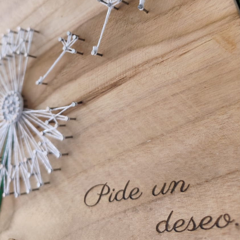 Diente de león sobre teca